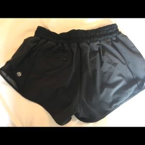 Lululemon hotty hot shorts 2.5”
